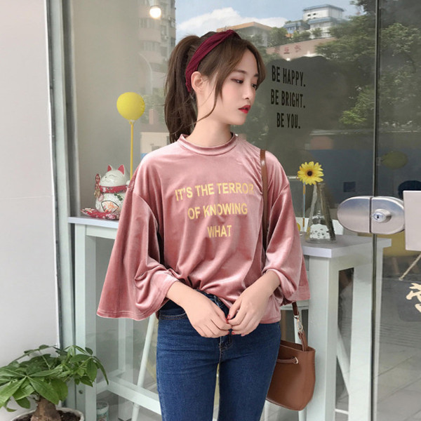 Απαλή γυναικεία μπλούζα σε δύο χρώματα και με επιγραφές, σε freestyle στυλ