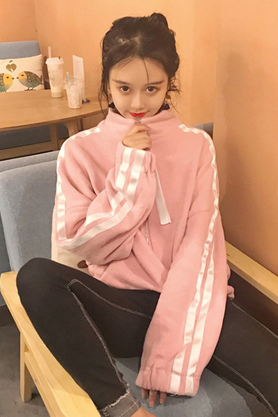 Μοντέρνο  γυναικείο πουλόβερ  σε ευρύ σχέδιο και σε δύο χρώματα