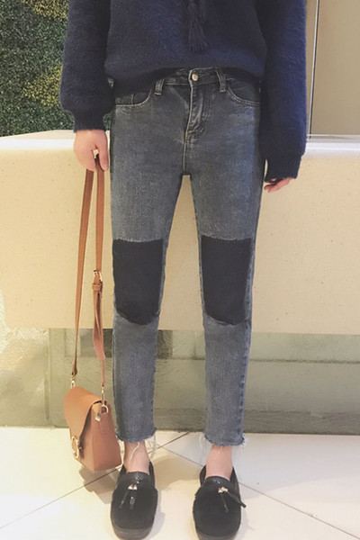 Κομψά γυναικεία τζιν σε σκούρο χρώμα και υψηλή μέση