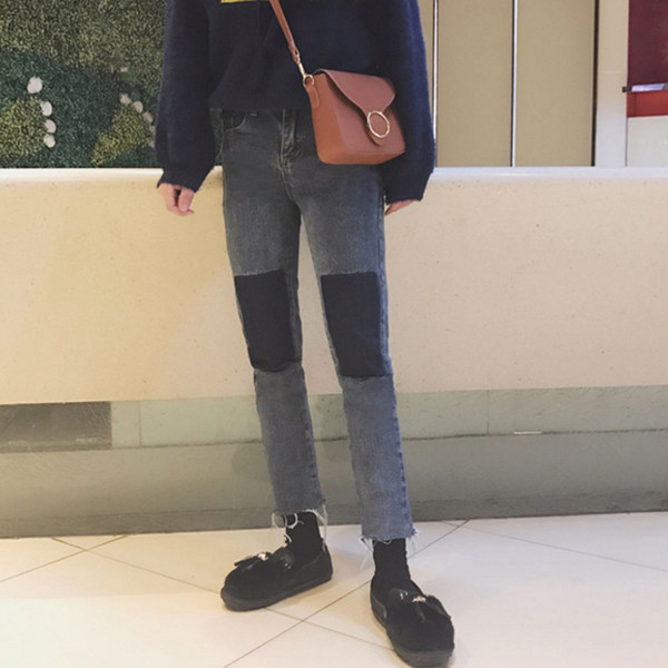 Κομψά γυναικεία τζιν σε σκούρο χρώμα και υψηλή μέση