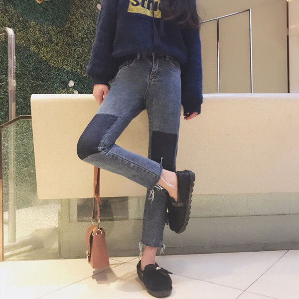 Κομψά γυναικεία τζιν σε σκούρο χρώμα και υψηλή μέση