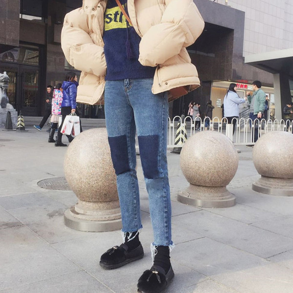 Κομψά γυναικεία τζιν σε σκούρο χρώμα και υψηλή μέση