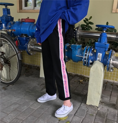 Μοντέρνα αθλητικά κομψά γυναικεία παντελόνια με ζώνες και επιγραφή