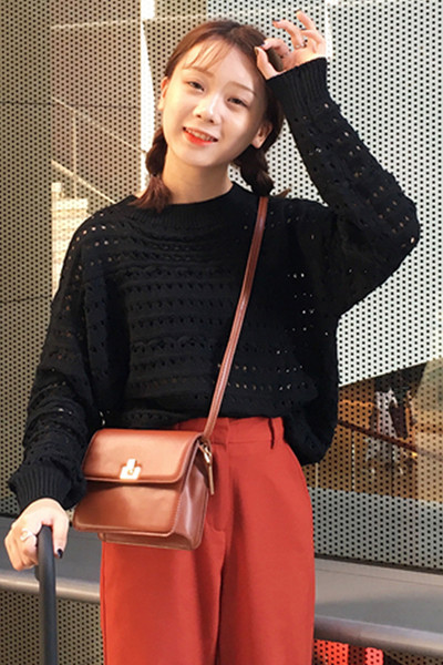 Γυναικεία πουλόβερ με κολάρο σε σχήμα Τ σε τρία χρώματα