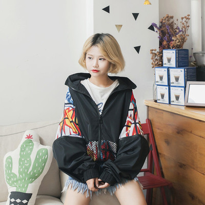 Αθλητικό γυναικείο μπουφάν για το φθινόπωρο με πολύχρωμα μοτίβα και ευρύ μοτίβο