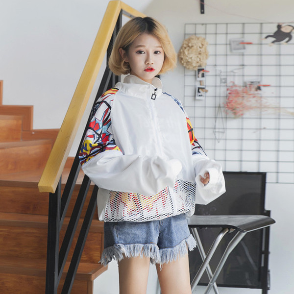 Αθλητικό γυναικείο μπουφάν για το φθινόπωρο με πολύχρωμα μοτίβα και ευρύ μοτίβο