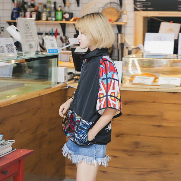 Αθλητικό γυναικείο μπουφάν για το φθινόπωρο με πολύχρωμα μοτίβα και ευρύ μοτίβο