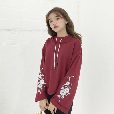 Γυναικεία μπλούζα με floral κεντήματα στα μανίκια