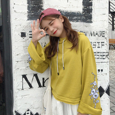 Γυναικεία μπλούζα με floral κεντήματα στα μανίκια