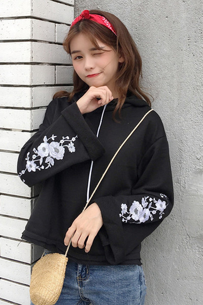 Γυναικεία μπλούζα με floral κεντήματα στα μανίκια