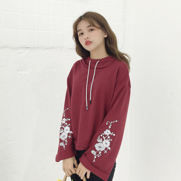 Γυναικεία μπλούζα με floral κεντήματα στα μανίκια