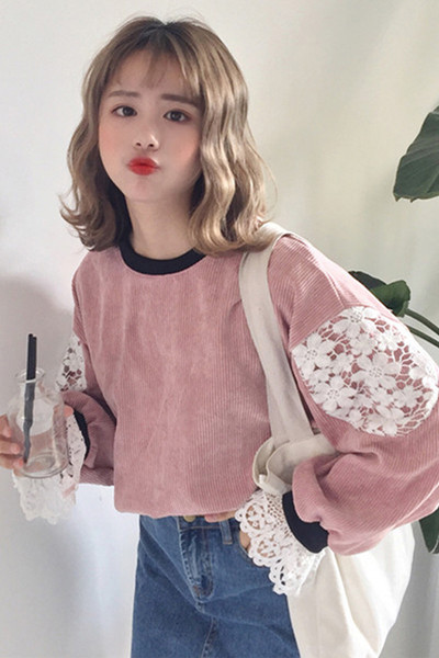 Елегантна есенна блуза в широк модел с дантела