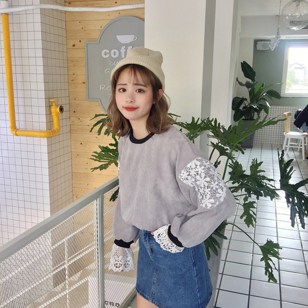 Елегантна есенна блуза в широк модел с дантела