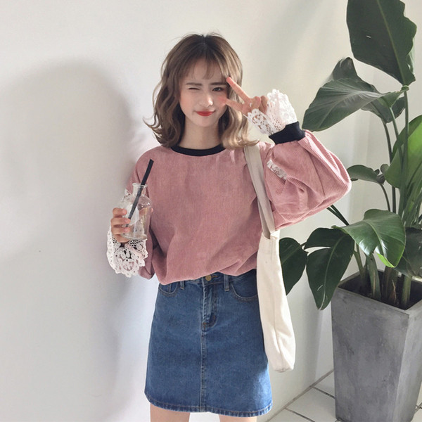 Елегантна есенна блуза в широк модел с дантела