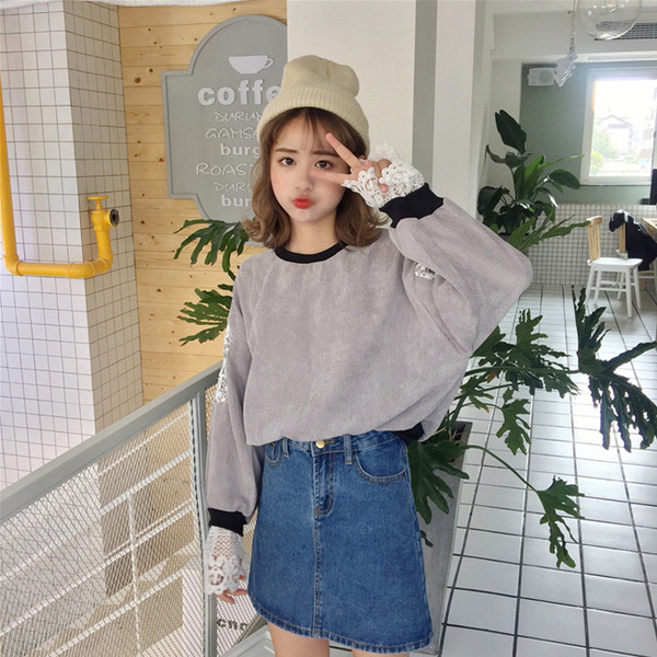 Елегантна есенна блуза в широк модел с дантела