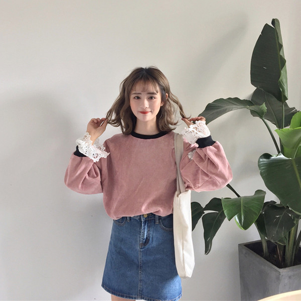 Елегантна есенна блуза в широк модел с дантела