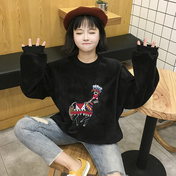 Ευρύ γυναικείο πουλόβερ  σε μαύρο και ροζ με applicqué