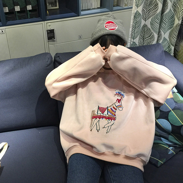 Ευρύ γυναικείο πουλόβερ  σε μαύρο και ροζ με applicqué