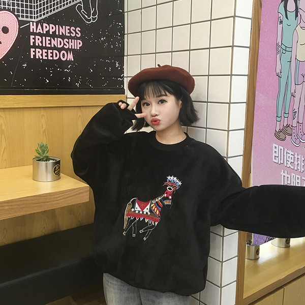 Ευρύ γυναικείο πουλόβερ  σε μαύρο και ροζ με applicqué