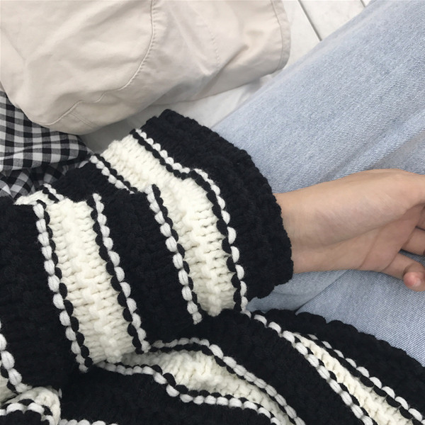 Γυναικείο πουλόβερ σε μαύρο και άσπρο χρώμα