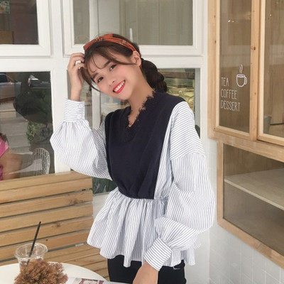 Κομψή γυναικεια μπλούζα σε σχήμα κοπής με ντεκολτέ σε σχήμα V και ριγέ