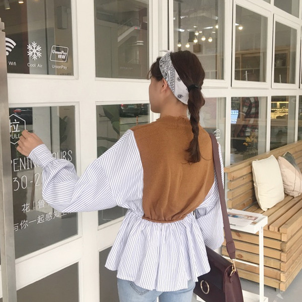 Κομψή γυναικεια μπλούζα σε σχήμα κοπής με ντεκολτέ σε σχήμα V και ριγέ