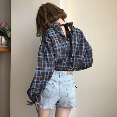 Όμορφο γυναικείο πουκάμισο σε ένα ευρύ πρότυπο