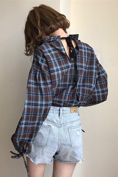 Όμορφο γυναικείο πουκάμισο σε ένα ευρύ πρότυπο