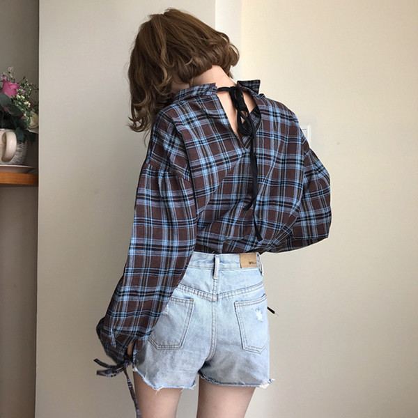 Όμορφο γυναικείο πουκάμισο σε ένα ευρύ πρότυπο