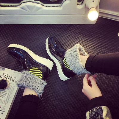 Κομψές γυναικείες μπότες σε μια ελαφριά πλατφόρμα σε διαφορετικά χρώματα