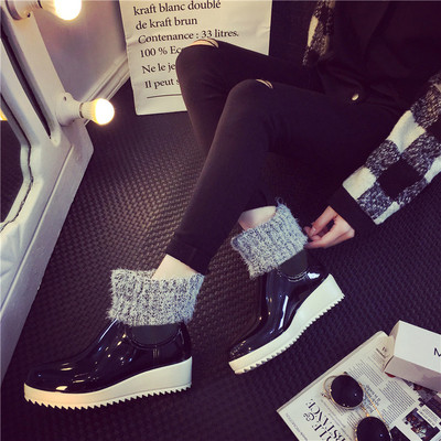 Κομψές γυναικείες μπότες σε μια ελαφριά πλατφόρμα σε διαφορετικά χρώματα