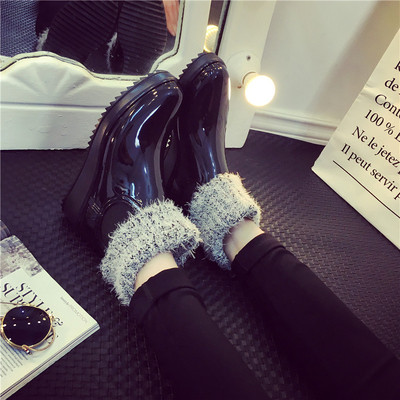 Κομψές γυναικείες μπότες σε μια ελαφριά πλατφόρμα σε διαφορετικά χρώματα