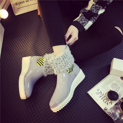 Κομψές γυναικείες μπότες σε μια ελαφριά πλατφόρμα σε διαφορετικά χρώματα