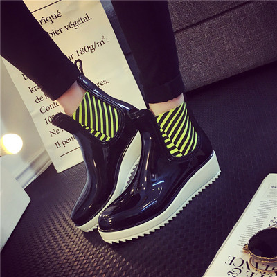 Κομψές γυναικείες μπότες σε μια ελαφριά πλατφόρμα σε διαφορετικά χρώματα