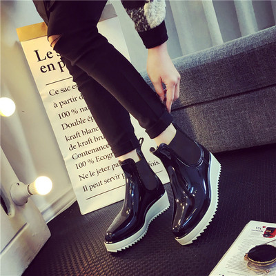 Κομψές γυναικείες μπότες σε μια ελαφριά πλατφόρμα σε διαφορετικά χρώματα