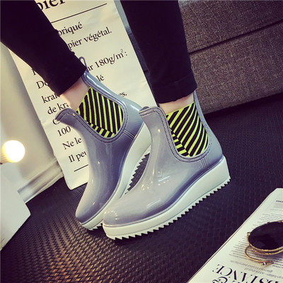 Κομψές γυναικείες μπότες σε μια ελαφριά πλατφόρμα σε διαφορετικά χρώματα