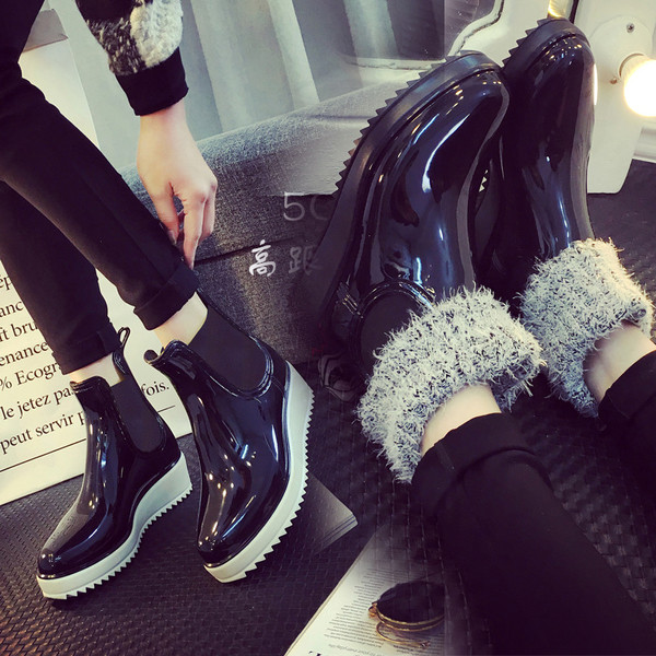 Κομψές γυναικείες  μπότες σε μια ελαφριά πλατφόρμα σε διαφορετικά χρώματα