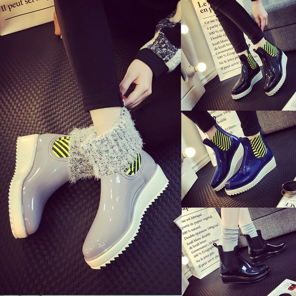 Κομψές γυναικείες  μπότες σε μια ελαφριά πλατφόρμα σε διαφορετικά χρώματα