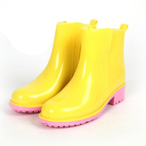 Κομψές γυναικείες  καουτσούκ μπότες με διάφορα χρώματα