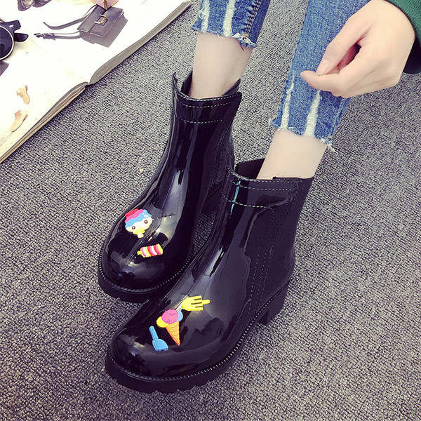 Κομψές γυναικείες  καουτσούκ μπότες με διάφορα χρώματα