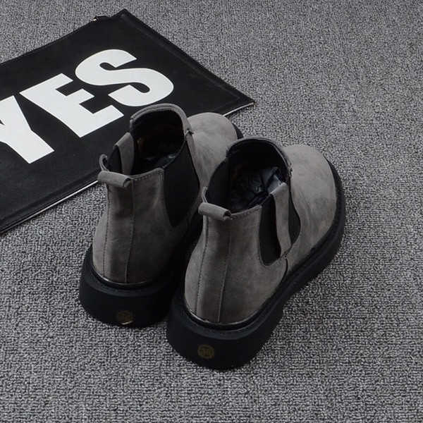 Κομψές ρετρό γυναικείες μπότες σε διάφορα χρώματα