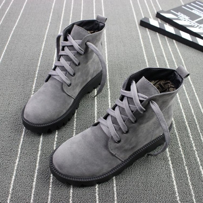 Γυναικείες μπότες για το  φθινόπωρο και το χειμώνα σε διάφορα χρώματα με επίπεδη, ανθεκτική σόλα