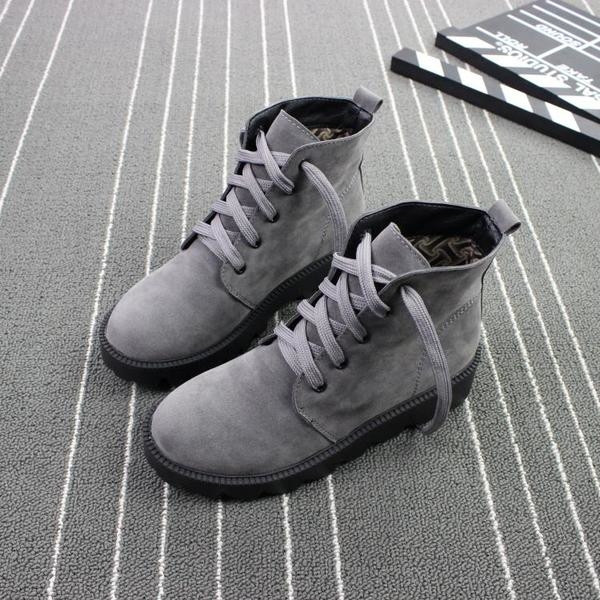 Γυναικείες μπότες για το  φθινόπωρο και το χειμώνα σε διάφορα χρώματα με επίπεδη, ανθεκτική σόλα