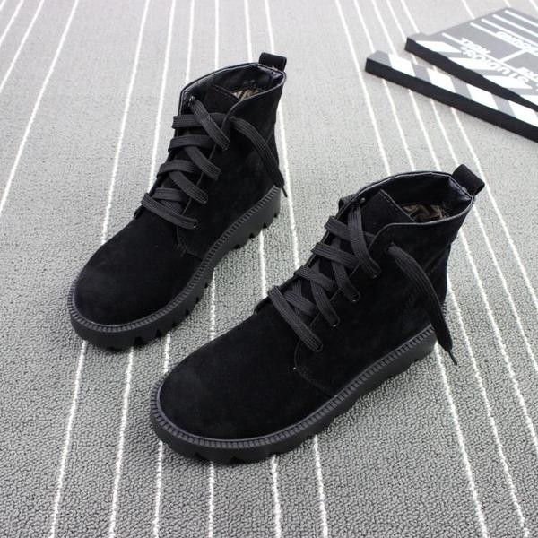 Γυναικείες μπότες για το  φθινόπωρο και το χειμώνα σε διάφορα χρώματα με επίπεδη, ανθεκτική σόλα