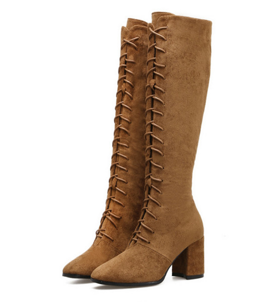 Μακρύ γυναικείες μπότες  με χοντρό τακούνι  και σταυρωτές συνδέσεις