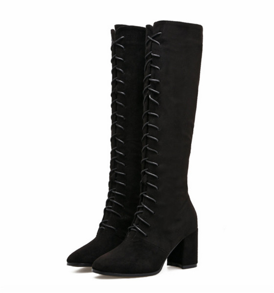 Μακρύ γυναικείες μπότες  με χοντρό τακούνι  και σταυρωτές συνδέσεις