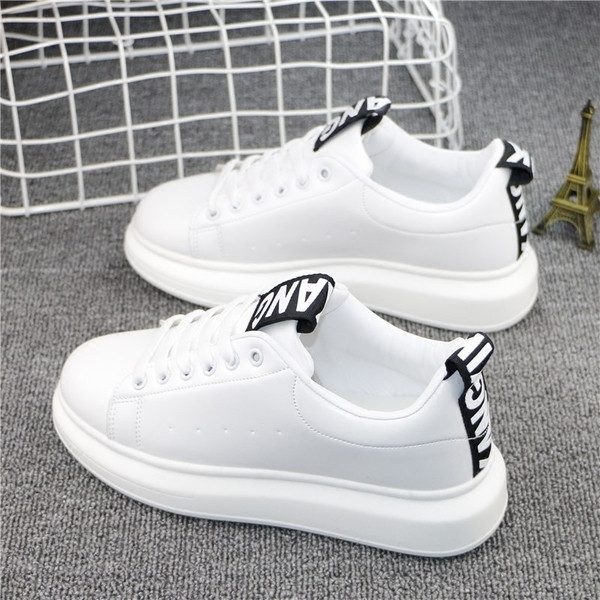 Γυναικεία αθλητικά παπούτσια με ψηλές σόλες