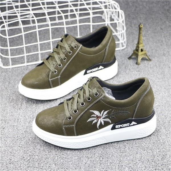 Γυναικεία πάνινα παπούτσια με ψηλή σόλα και floral μοτίβα σε πράσινο και μαύρο χρώμα