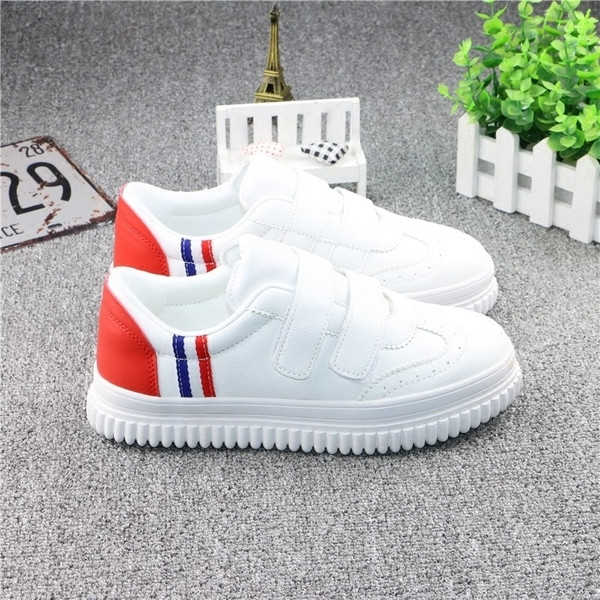 Γυναικεία  αθλητικά παπούτσια με λουράκια βελκρό καιμε άνετη σόλα