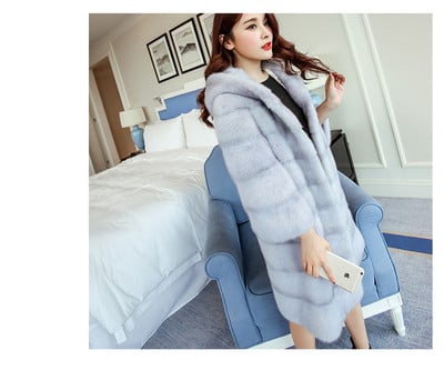 Μακρύ γυναικείο παλτό με όμορφη και άνετη κουκούλα